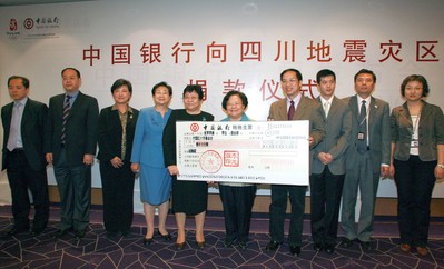 2008年5月14日上午，張燕玲副行長(zhǎng)將一張面額1,000萬(wàn)的現(xiàn)金支票交到了中國(guó)紅十字會(huì)總會(huì)彭珮云會(huì)長(zhǎng)手中，代表中國(guó)銀行向汶川地震受災(zāi)地區(qū)人民捐款。