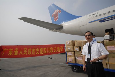 南航集團總經(jīng)理、股份公司董事長劉紹勇現(xiàn)場指揮裝運和檢查救援物資