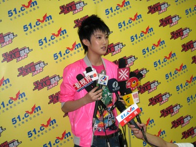 圖為劉力揚作為“51.com名人堂，唱享2008”廣州站的嘉賓，攜新專輯《我就是這樣》于2008年7月25日在廣州江南大戲院接受媒體采訪。