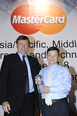 交通銀行信用卡中心市場部總監(jiān)劉育健（右）接受由萬事達(dá)卡亞太/中東和非洲地區(qū)總裁 Andre Sekulic （左）頒發(fā)的獎項(xiàng)