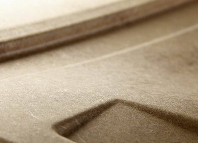 re3 Fibrowood:
Fibrowood, a wood fiber mat with acrylic resin binder, promotes the use of renewable resources, demonstrates good crash behavior and high lightweight design potential. Visible natural fiber materials are used for both the instrument and door panels of the new concept car re3, creating authentic and natural interior aesthetics. Photo: Johnson Controls
