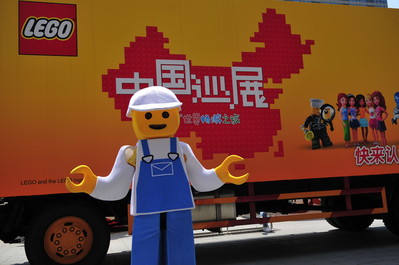 樂(lè)高卡車從北京出發(fā)，陸續(xù)開(kāi)往天津、杭州、武漢等地，為當(dāng)?shù)睾⒆觽儙g樂(lè)和禮品。