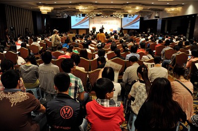 5月13日下午，北京新東方學校在中關村附近某酒店所舉辦的“雅思考試與海外留學高峰論壇”吸引了大量對雅思考試感興趣的學生家長。