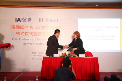 海輝與IAOP雙方代表簽約（左：海輝軟件董事長(zhǎng)孫振耀；右：IAOP首席執(zhí)行官 Debi Hamill）