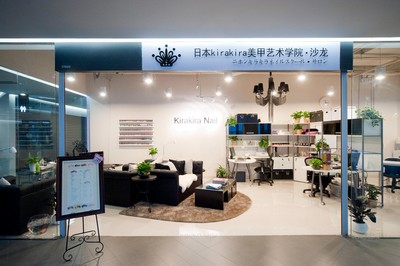 在首屆奢侈品展會(huì)現(xiàn)場(chǎng)，參觀者可一睹日本 KiraKira 美甲高級(jí)講師 Rachel Lai 的風(fēng)采，并可就相關(guān)時(shí)尚問題進(jìn)行咨詢。