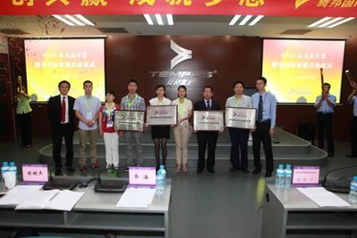 左起一：總經理喬海；右起一：國際機票兼加盟業(yè)務總監(jiān)朱為才與加盟商代表合影