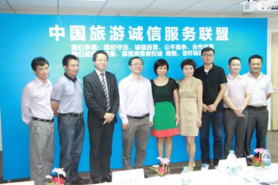 左起三為騰邦國際副總裁張鐸先生、左起五為去哪兒副總裁彭笑枚女士