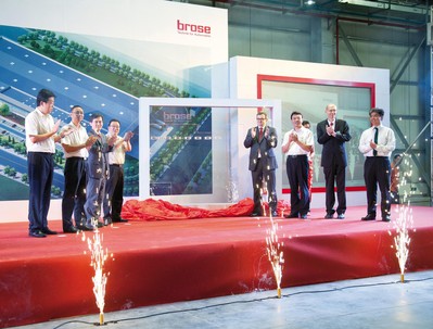 博澤重慶工廠開業(yè)典禮（從左到右）：高軍（長(zhǎng)安福特馬自達(dá)副總裁）；賀國(guó)平（長(zhǎng)安集團(tuán)采購(gòu)部副部長(zhǎng)）；唐念秋（博澤中國(guó)區(qū)總裁）；何勇（重慶沙坪壩區(qū)區(qū)委常委、常委副區(qū)長(zhǎng)）；施博格（博澤亞太區(qū)總裁）；付長(zhǎng)生（重慶沙坪壩區(qū)副區(qū)長(zhǎng)）； Wolfgang Beuck (重慶博澤工廠總經(jīng)理）；傅鵬九（沃爾沃成都工廠副總經(jīng)理）。