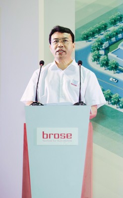 付長(zhǎng)生（重慶沙坪壩區(qū)副區(qū)長(zhǎng)）在重慶博澤工廠開業(yè)典禮上致詞。 