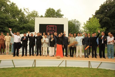 依文倫敦時(shí)裝秀攜手中國商界領(lǐng)袖、奧運(yùn)冠軍和藝術(shù)家，向世人展示了中國文化的魅力與價(jià)值。（攝影陳功）