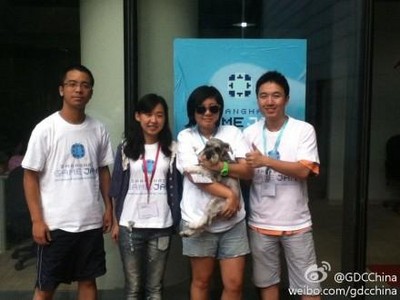 做出兩款游戲的 Metao 組合影，狗狗成為游戲創(chuàng)作原型。