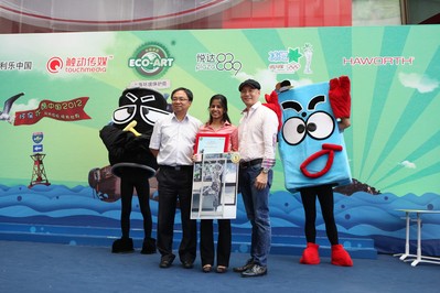 上海市環(huán)境保護(hù)局黨委副書記姜南（左）和觸動(dòng)傳媒執(zhí)行主席及創(chuàng)始人馮暉中（右）為2012環(huán)保亦酷“變廢為寶”競(jìng)賽冠軍得主來(lái)自印度的 Sonalika Jain（中）頒獎(jiǎng)。