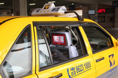廣駿集團(tuán)的出租車將會安裝觸動傳媒最新的第4.1代互動熒屏，相比前幾代熒屏，觸感更靈敏，系統(tǒng)反應(yīng)更快