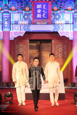 依文集團(tuán)董事長引領(lǐng)時尚模特集體亮相，為愛心時尚秀華彩謝幕