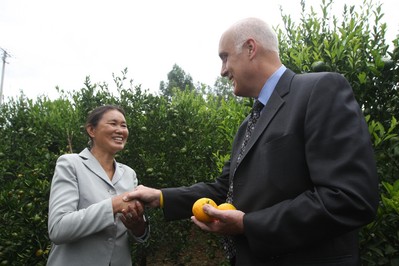 沃爾瑪中國公司事務(wù)高級副總裁博睿（右）考察大理項目基地，并與農(nóng)戶和受資助婦女進行深入交流，了解他們的需求。