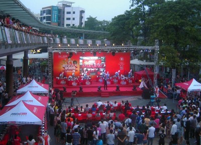 沃爾瑪廚藝達(dá)人爭(zhēng)霸賽全國(guó)決賽在沃爾瑪深圳蛇口店舉行，吸引大量市民駐足觀看