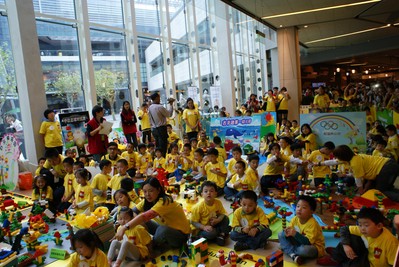 2012樂高智拼大賽團(tuán)體組比賽中，小朋友們焦急地等待最終結(jié)果