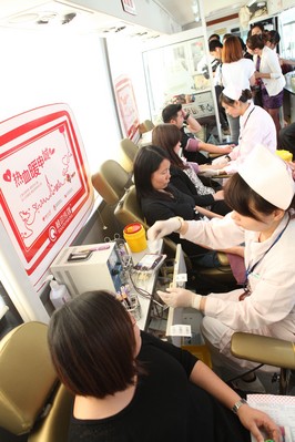 9米長(zhǎng)的獻(xiàn)血車(chē)駛?cè)脒_(dá)芙妮廠(chǎng)區(qū)，體檢合格員工在獻(xiàn)血中