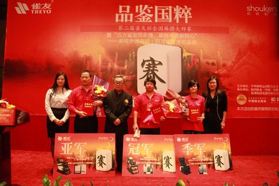  張暉（中）、余華侃（左）、朱燕（右）分獲總決賽冠、亞、季軍