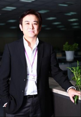 在艱難時期，他刻苦攻關(guān)，勇敢前進