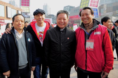 （從左至右）上海市血液中心主任朱永明、觸動傳媒創(chuàng)始人兼執(zhí)行主席馮暉中、上海市副市長沈曉明、“獻(xiàn)血達(dá)人”陳澤人
