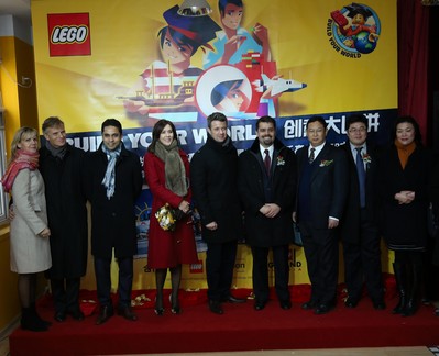 圖一：丹麥王國(guó)腓特烈王子（中）、瑪麗王妃（左四）、丹麥大臣Manu Sareen先生（左三）、丹麥駐華大使裴德盛先生（左二）、教育部國(guó)際合作與交流司處長(zhǎng)楊曉春（右三）與樂高中國(guó)區(qū)總經(jīng)理姚思鵬（右四）共同開啟比賽。