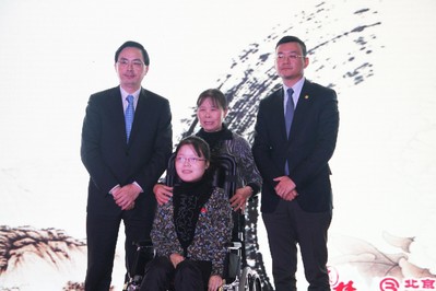 北京銀行副行長許寧躍先生、海航悅逸度假俱樂部董事長趙暉先生與殘疾畫家汪玉婷合影