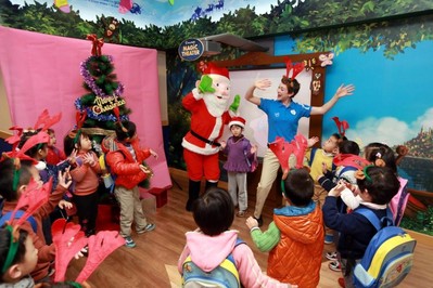 孩子們一起學(xué)唱圣誕英文歌曲，并練習(xí)用英語來自信交流（*圖片攝于陸家嘴中心）