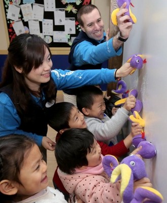 迪士尼英語小學員們沉浸在互動白板焰花游戲中，自信地用英文互動著. &copy;Disney English**(照片拍攝于迪士尼英語上海中山公園中心) 