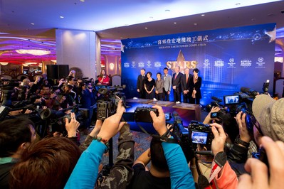 香港紅星古天樂(lè)、袁詠儀及朱茵于星期一在金沙城中心出席澳門喜來(lái)登酒店宏地樓竣工典禮后，為金沙城中心的“星光大道”進(jìn)行打手印及簽名儀式。從左至右：澳門喜來(lái)登金沙城中心酒店董事總經(jīng)理若瑟夫-道普先生、朱茵、澳門特別行政區(qū)政府旅游局局長(zhǎng)文綺華女士、古天樂(lè)、金沙中國(guó)有限公司總裁兼行政總裁愛(ài)德華-卓思先生、金沙中國(guó)有限公司行政副總裁兼營(yíng)運(yùn)總裁大衛(wèi)-西斯克先生、袁詠儀