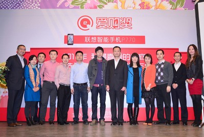 觸動傳媒聯(lián)合首席執(zhí)行官歐陽伯康先生和聯(lián)想MIDH開放市場運(yùn)營管理兼新通路業(yè)務(wù)總經(jīng)理賀盛芬女士與京東商城、凡客誠品、當(dāng)當(dāng)網(wǎng)等11家獲獎電商合影