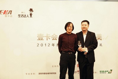 兩岸三地知名文化學(xué)者胡野秋為新聞漫畫(huà)達(dá)人顏慶雄頒獎(jiǎng)，他認(rèn)為這個(gè)時(shí)代需要平凡人來(lái)對(duì)生活目標(biāo)進(jìn)行修正。