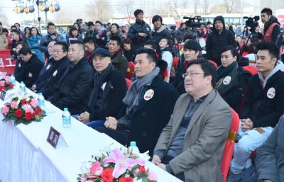 出席活動領(lǐng)導(dǎo)和嘉賓：（從遠至近）北京市海淀區(qū)獻血辦公室主任趙宇、春晚童星鄧鳴賀的爺爺鄧慶華、北京市血液中心黨委書記張建利、北京市衛(wèi)生局副巡視員趙濤、風(fēng)行網(wǎng)副總裁佘清舟、觸動傳媒創(chuàng)始人馮暉中、觸動傳媒榮譽主席呂良偉、中國國際公關(guān)協(xié)會常務(wù)副會長兼秘書長趙大力