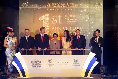 Officiating guests celebrate Sands Cotai Central's first anniversary April 11 at a ceremony at the integrated resort’s Paradise Gardens.
 
Left to right: Josef Dolp, Managing Director of Sheraton Macao Hotel, Cotai Central; Edward Tracy, President and Chief Executive Officer of Sands China Ltd.; Maria Helena de Senna Fernandes, Director of the Macau Government Tourist Office; Shu Qi; David Sisk, Executive Vice President and Chief Operating Officer of Sands China Ltd.