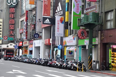 無論機(jī)車、轎車、自行車，無論多么狹窄的街道，都停得整齊劃一。