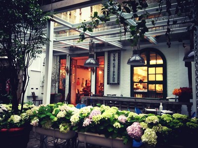 街邊分布著各種特質(zhì)鮮明的書店、酒吧、手工店、設(shè)計品店，小小的店面經(jīng)營得極度用心和精致。