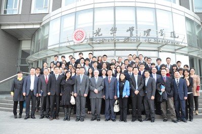 與會(huì)嘉賓、評委和參賽隊(duì)員合影