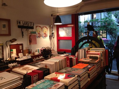 與其說好樣本事是家書店，不如說是一間生活店，熱愛旅行的女老板從全世界淘來生活物件與客人們分享