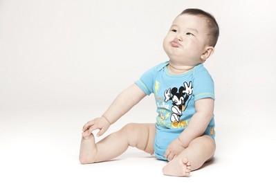 獨(dú)有的可調(diào)節(jié)雙排扣設(shè)計，迪士尼寶寶哈衣和寶寶一起成長