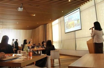 NOVOMANIA運(yùn)營(yíng)總監(jiān)Joanna做2013年展會(huì)情況介紹