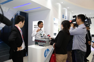 惠普“IT新型態(tài)”移動(dòng)化展區(qū)展示為用戶提供的全方位移動(dòng)支持，包括移動(dòng)辦公、移動(dòng)打印和移動(dòng)執(zhí)法等，助力各類機(jī)構(gòu)提升工作效率