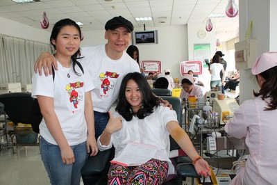 觸動傳媒創(chuàng)始人馮暉中慰問當(dāng)天獻血員工