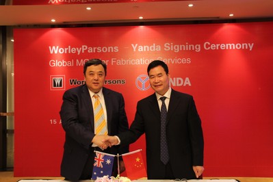 左：沃利帕森中國區(qū)總裁邱鴻；右：上海燕達建設(shè)公司總裁雷建民
