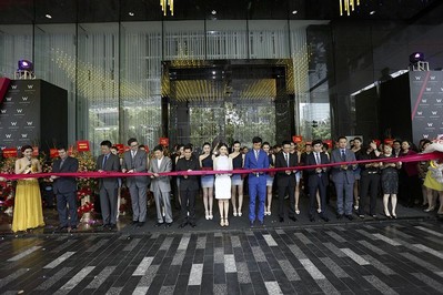 從左到右：Brian Segrave, 廣州W酒店總經(jīng)理；劉偉立，喜達(dá)屋酒店與度假村集團(tuán)亞太區(qū)資深副總裁，設(shè)計(jì)與工程籌劃；Paul James羅健，W 全球酒店、瑞吉酒店與度假村及豪華精選全球品牌領(lǐng)導(dǎo)人；錢進(jìn)，喜達(dá)屋酒店與度假村集團(tuán) 大中華區(qū)總裁；Stephen Ho何國祥，喜達(dá)屋酒店與度假村國際集團(tuán)亞太區(qū)總裁；影星高圓圓和吳彥祖；孔健濤，合景泰富房公司執(zhí)行董事兼行政總裁；孔健楠，合景泰富房公司執(zhí)行董事兼執(zhí)行副總裁；徐錦添，合景泰富公司執(zhí)行董事、首席財(cái)務(wù)官兼公司秘書；李建明，合景泰富公司執(zhí)行董事、集團(tuán)運(yùn)營管理部副總裁兼華南片區(qū)總經(jīng)理；黃薇陵，合景泰富酒店投資發(fā)展部總監(jiān)及園林設(shè)計(jì)部總監(jiān)。