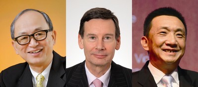 (左起) 世界黃金協(xié)會(huì)遠(yuǎn)東區(qū)董事總經(jīng)理鄭良豪、國(guó)際鉑金協(xié)會(huì)首席執(zhí)行官高偉政、上海鉆石交易所總裁林強(qiáng)