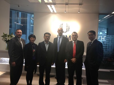 左起：集團(tuán)中國首席代表蕭鴻飛先生、博聞中國總經(jīng)理馬穎女士、上海虹橋新展覽中心執(zhí)行副總裁文仲亮先生、博聞公司首席執(zhí)行官林偉德先生、亞洲博聞主席及行政總裁愛新克先生及上海博華總經(jīng)理章學(xué)強(qiáng)先生