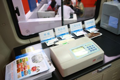 目前在廣東運行的沃爾瑪食品安全檢測車涵蓋11項檢測指標，每天至少抽檢150個樣品