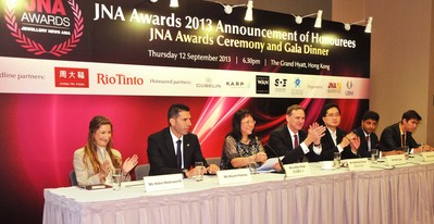 （左起）Gubelin集團(tuán)Helen Molesworth；以色列鑽石行業(yè)協(xié)會(huì)市場(chǎng)總監(jiān)Nissim Palomo；《亞洲珠寶》英文版JNA創(chuàng)刊人暨亞洲博聞珠寶業(yè)務(wù)拓展總監(jiān)周美麗；亞洲博聞高級(jí)副總裁狄沃夫；周大福珠寶集團(tuán)有限公司執(zhí)行董事孫志強(qiáng)；KARP Jewellery董事Smit Virani及羅伯特溫集團(tuán)Richard Wan。