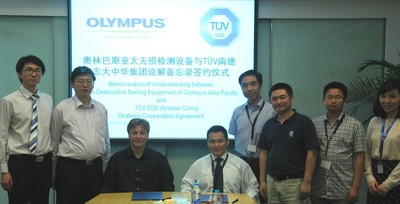 TUV SUD大中華區(qū)、中區(qū) 業(yè)務(wù)拓展與市場(chǎng)總監(jiān)陳辰先生（左4）與奧林巴斯有限公司亞太無損檢測(cè)設(shè)備業(yè)務(wù)部（無損檢測(cè)設(shè)備業(yè)務(wù)拓展經(jīng)理）Olivier Dupuis 先生（左3）簽約