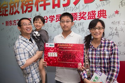 學(xué)員獲SSAT2283分，與家長(zhǎng)簽名版前留念